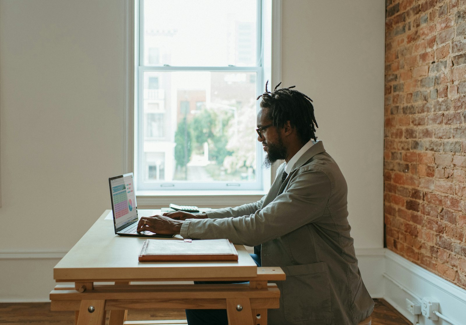 Een laptop met boekhoudsoftware op een bureau